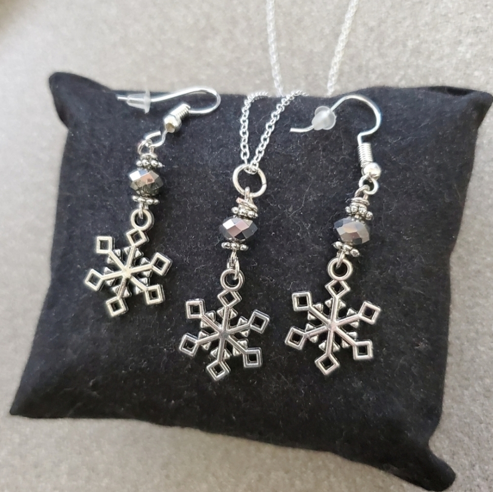 Silver snowflake necklace and earring set Handmade NWT